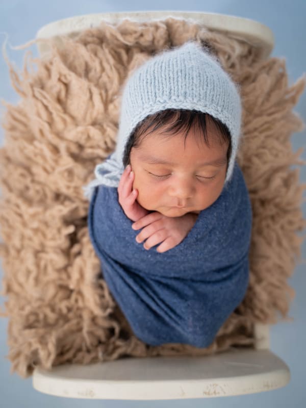 Newborn baby photography Montreal — gentle and creative infant portraits